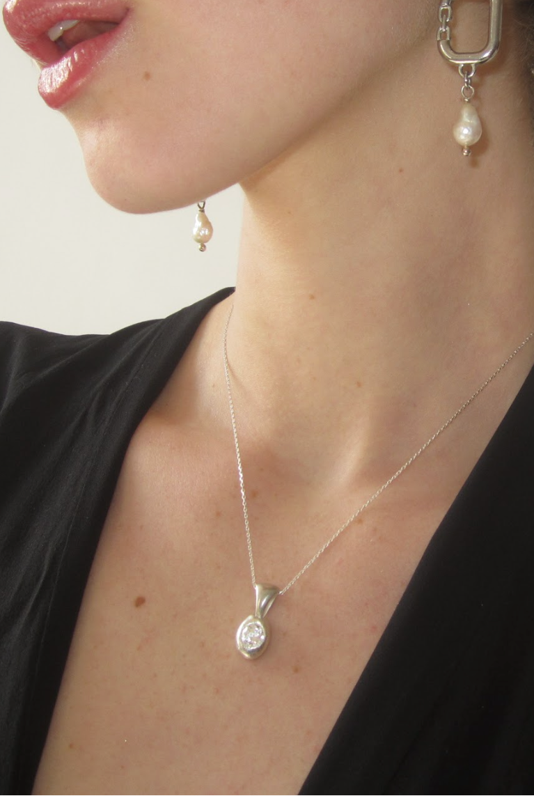 MOLTEN WHITE SAPPHIRE